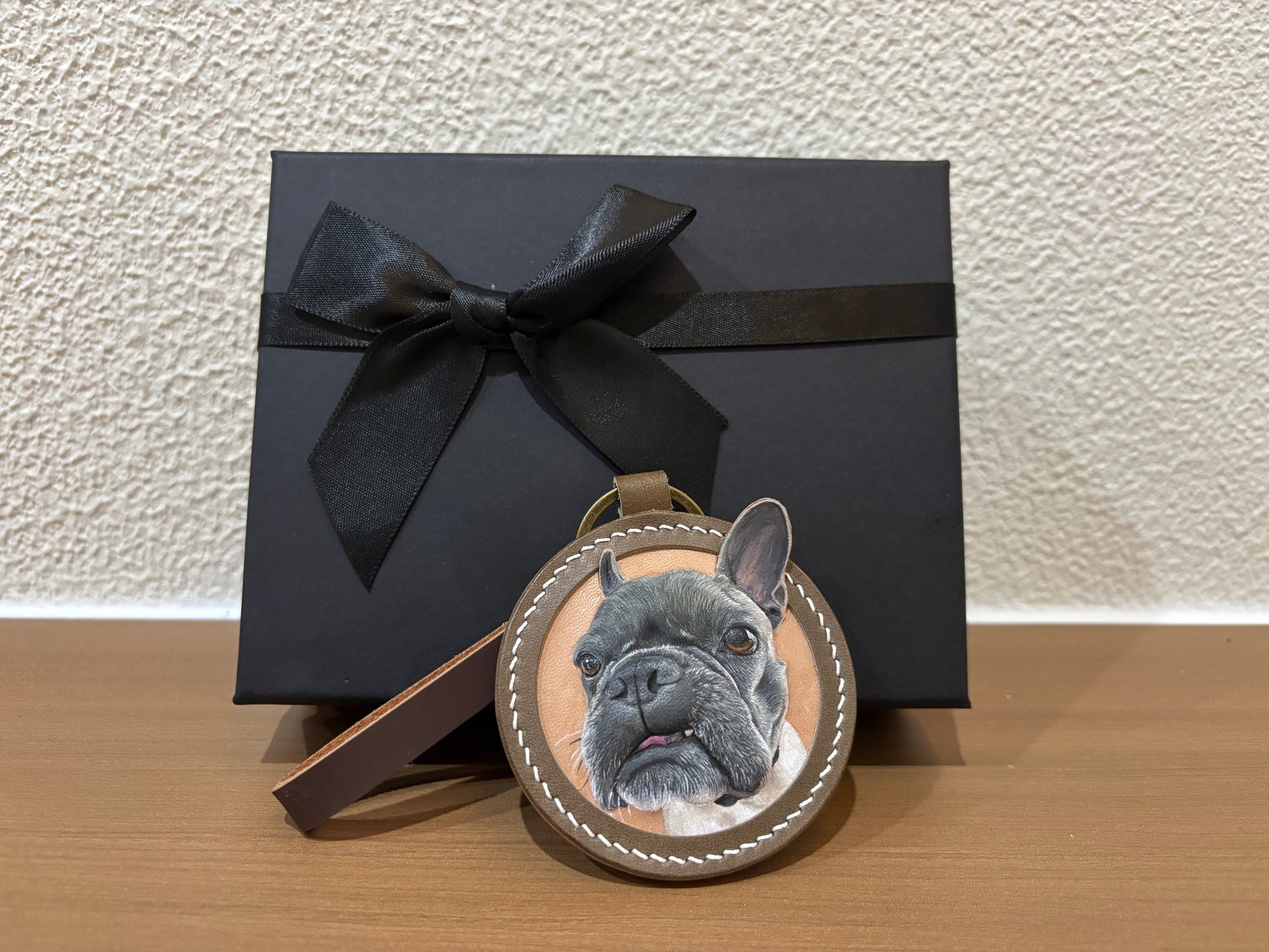 Personalized dog portrait leather keychain with a black gift box
